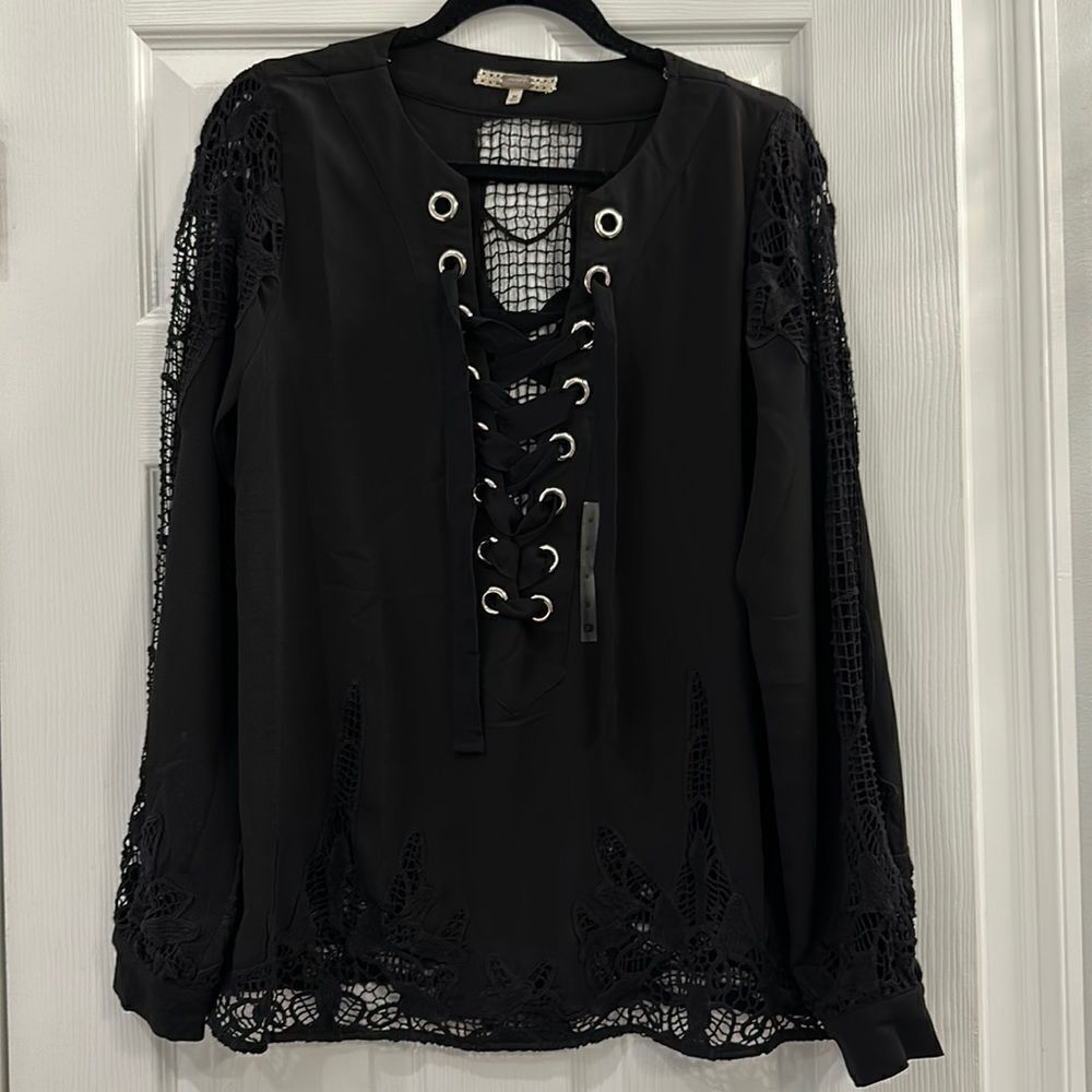 Beautiful black top ! GIMMICKS BY BUCKLE SIZE MEDIUM